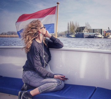 foto dame in chill stand achterkuip schip.jpg