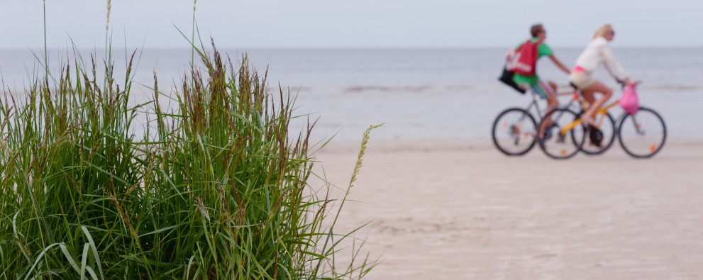Fietsen op het strand