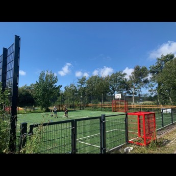 Jongens voetballen.jpg