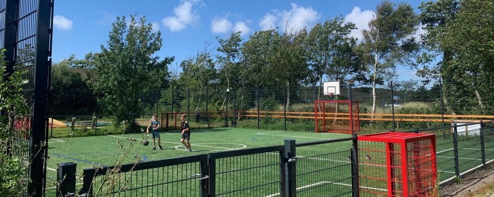 Jongens voetballen.jpg