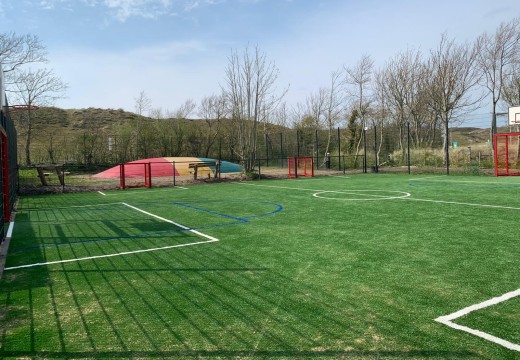 Voetbal en basketbalveld.jpg