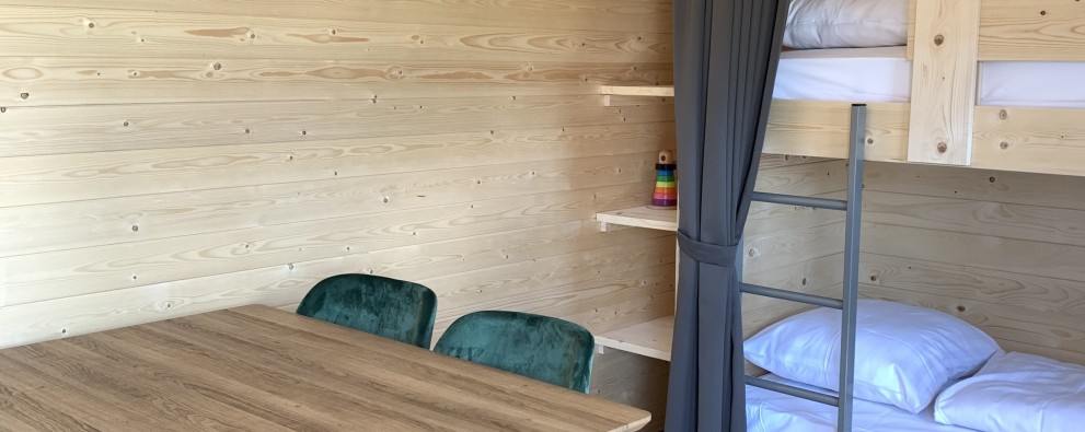 Woodlodge 4 personen - Eetkamer en slaapgedeelte - Sint Maartenszee