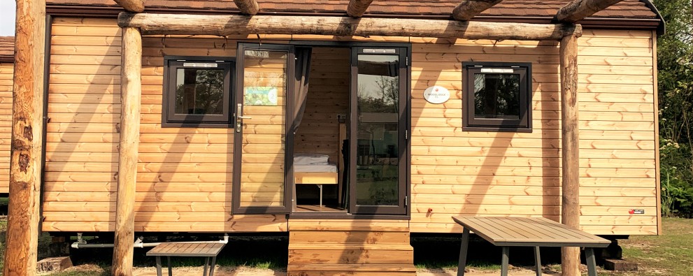 Woodlodge 2 personen - Buitenaanzicht 2 - Sint Maartenzee.jpeg